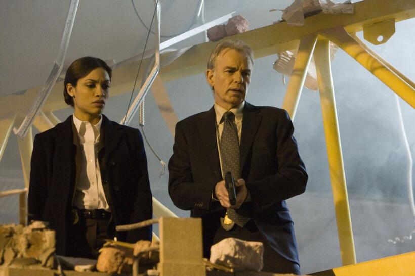 Rosario Dawson as Zoe Perez and Billy Bob Thornton as Agent Morgan in "Eagle Eye."