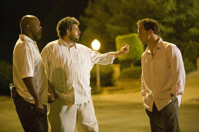 Samuel L. Jackson, Director Neil LaBute and Patrick Wilson on the set of "Lakeview Terrace."
