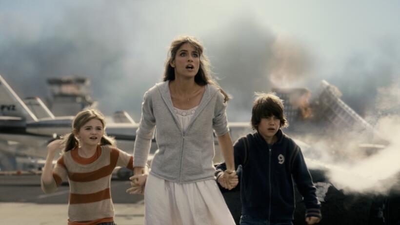 Morgan Lily, Amanda Peet and Liam James in "2012."