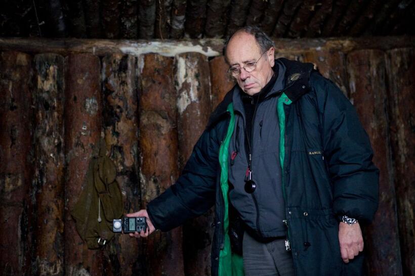 Cinematographer Eduardo Serra on the set of "Defiance."