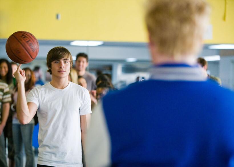 Zac Efron as Mike O'Donnell and Hunter Parrish as Stan in "17 Again."