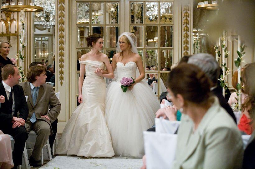 Anne Hathaway as Emma and Kate Hudson as Liv in "Bride Wars."
