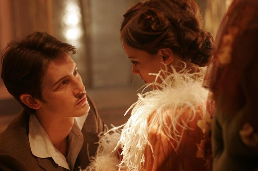 Gabriel Mann as Chaz Davenport and Bijou Phillips as Crystal Labelle in "Dark Streets."