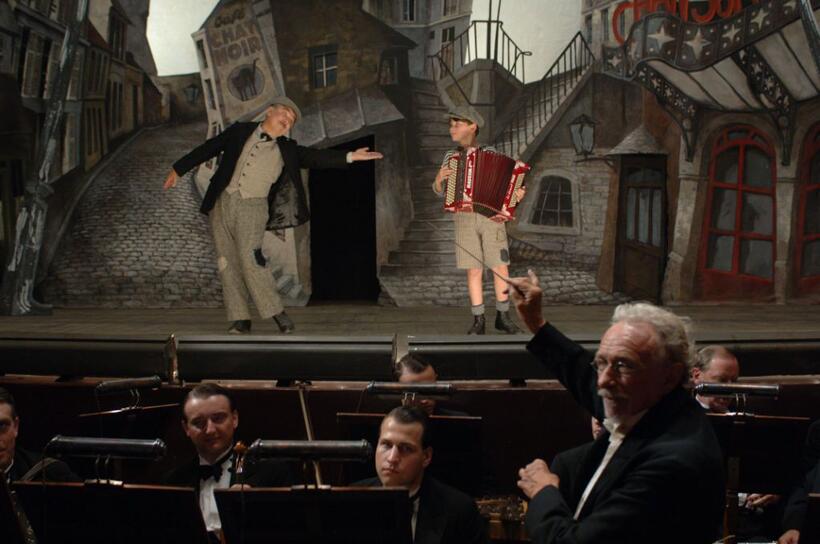 Gerard Jugnot as Pigoil and Maxence Perrin as Jojo in "Paris 36."