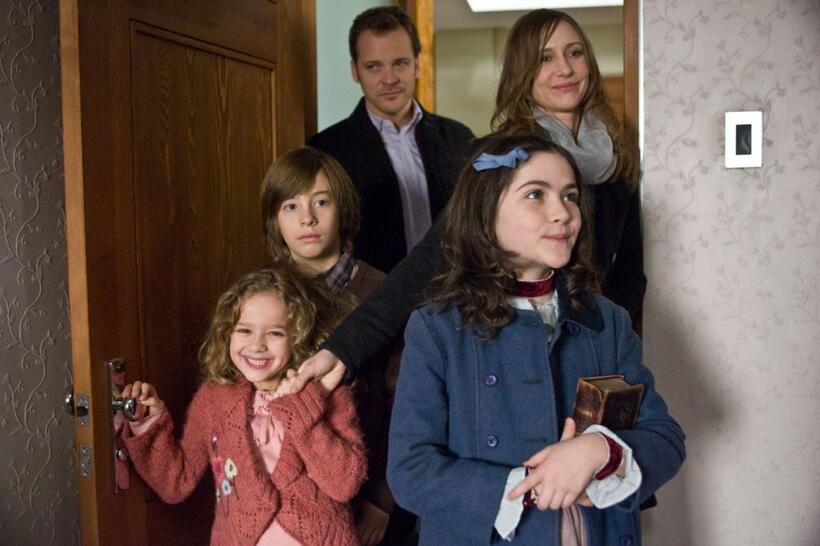 Aryana Engineer as Max, Jimmy Bennett as Daniel, Peter Sarsgaard as John, Vera Farmiga as Kate and Isabelle Fuhrman as Esther in "Orphan."