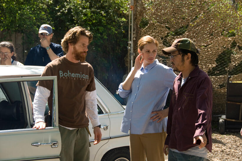 Cinematographer Daniel Moder, Julia Roberts and director/screenwriter Dennis Lee on the set of "Fireflies in the Garden."