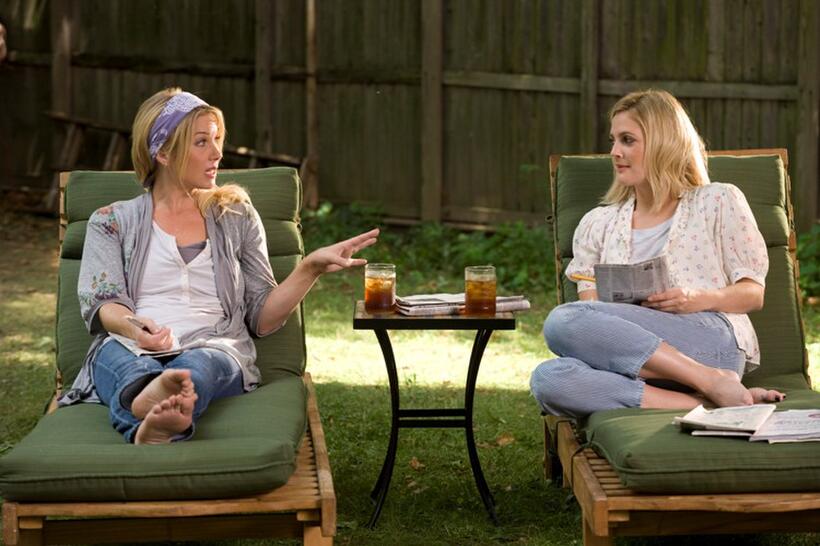 Christina Applegate as Corinne and Drew Barrymore as Erin in "Going the Distance."