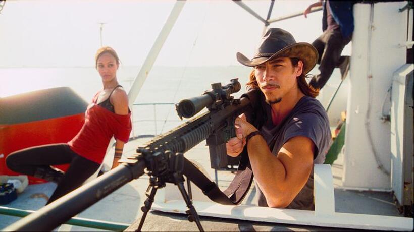 Zoe Saldana as Aisha and Oscar Jaenada as Cougar in "The Losers."