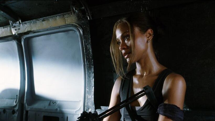 Zoe Saldana as Aisha in "The Losers."