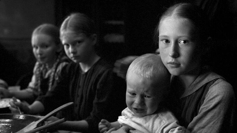 Kristina Kneppek as Else, Stephanie Amarell as Sophie, Bianca Mey as Paula and Mika Ahrens as Willi in "The White Ribbon."