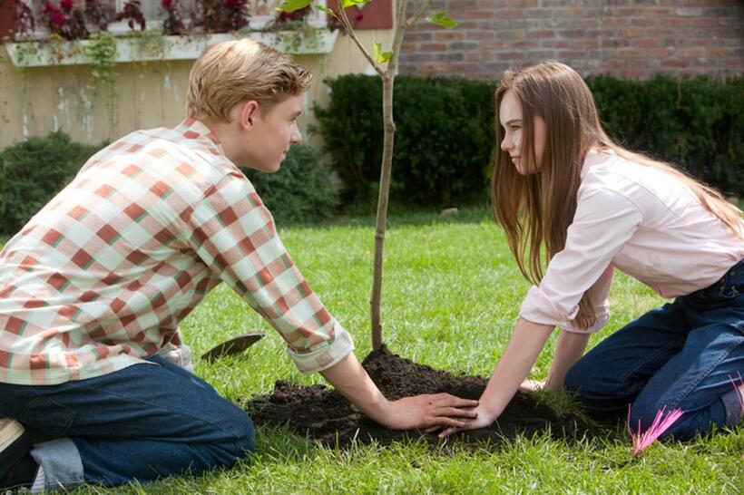 Callan Mcauliffe as Bryce Loski and Madeline Carroll as Juli Baker in "Flipped."