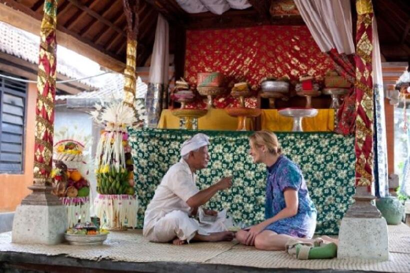 Hadi Subiyanto as Ketut Liyer and Julia Roberts as Liz Gilbert in "Eat, Pray, Love."