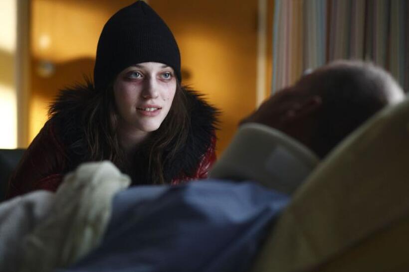 Kat Dennings as Kat and Woody Harrelson as Arthur in "Defendor."