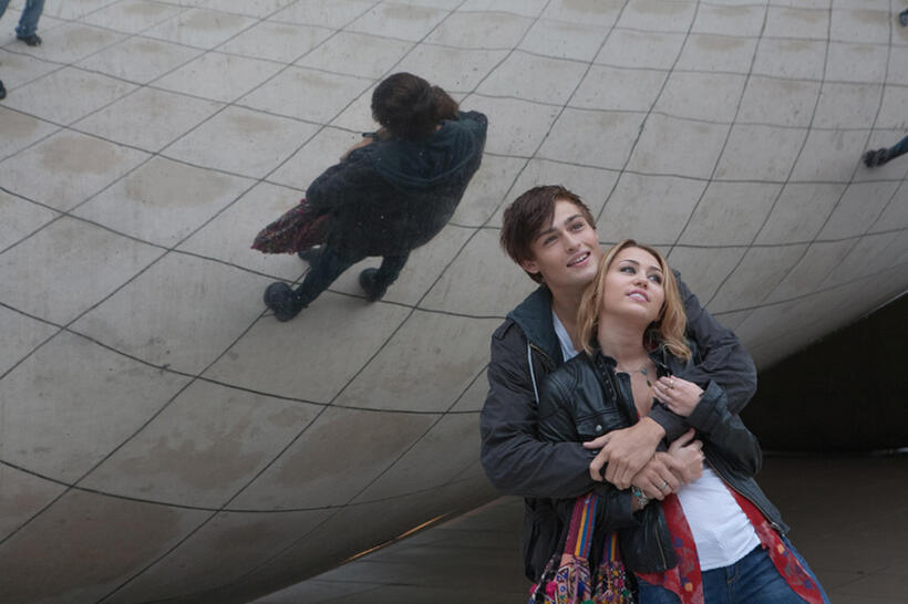 Douglas Booth as Kyle and Miley Cyrus as Lola in "LOL."