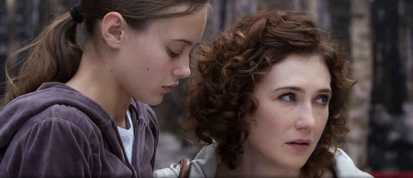 Ella Purnell as Mia Farrow and Carice van Houten as Sue Farrow in "Intruders."