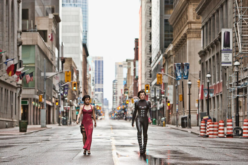 Li Bing Bing as Ada Wong and Milla Jovovich as Alice in "Resident Evil: Retribution."