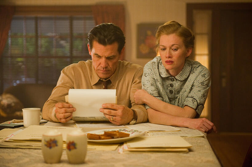 Josh Brolin as Sgt. John O'Mara and Mireille Enos as Connie O'Mara in "Gangster Squad."