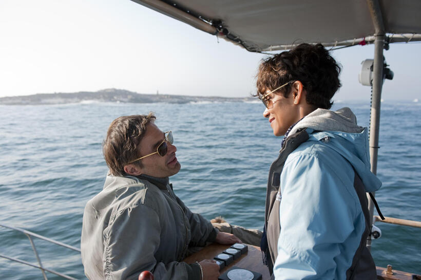 Oliver Martinez as Jeff and Halle Berry as Kate in "Dark Tide."