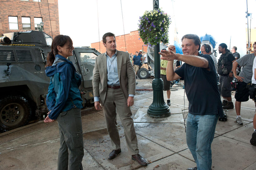 Sarah Wayne Callies, Richard Armitage and director Steven Quale on the set of "Into the Storm."