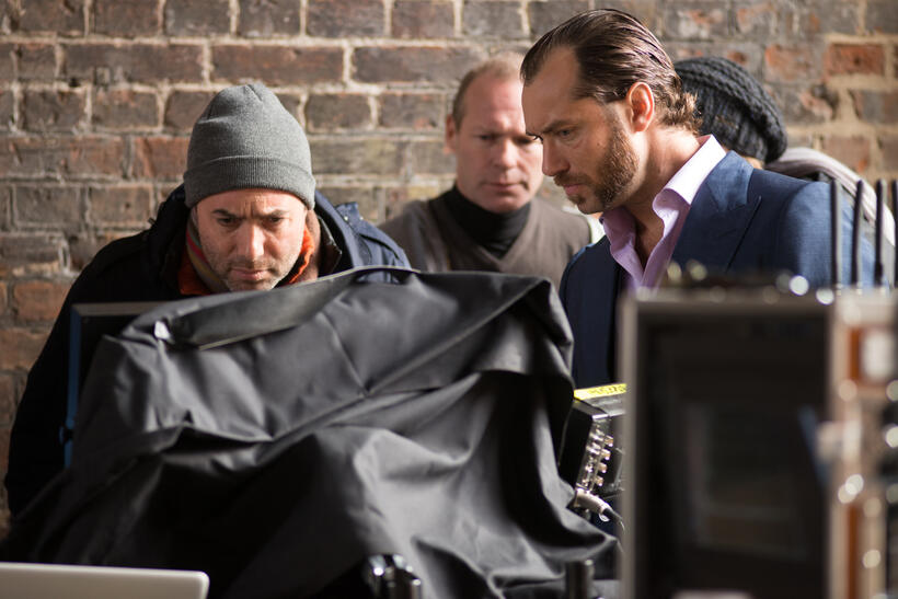 Director Richard Shepard and Jude Law on the set of "Dom Hemingway."
