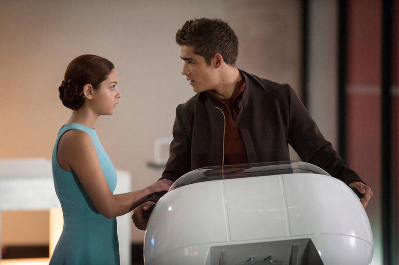 Odeya Rush as Fiona and Brenton Thwaites as Jonas in "The Giver."