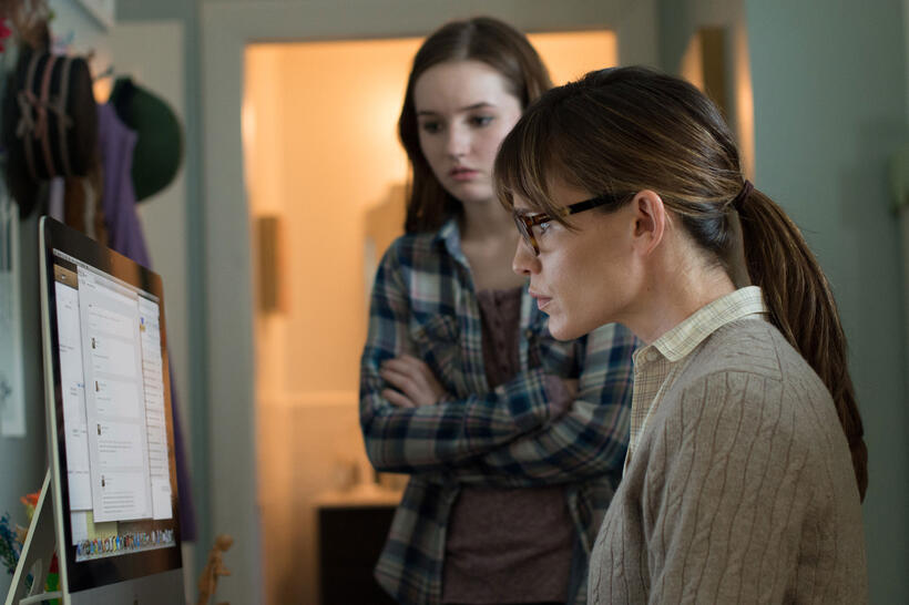 Jennifer Garner as Patricia Beltmeyer and Kaitlyn Dever as Brandy Beltmeyer in "Men, Women & Children."