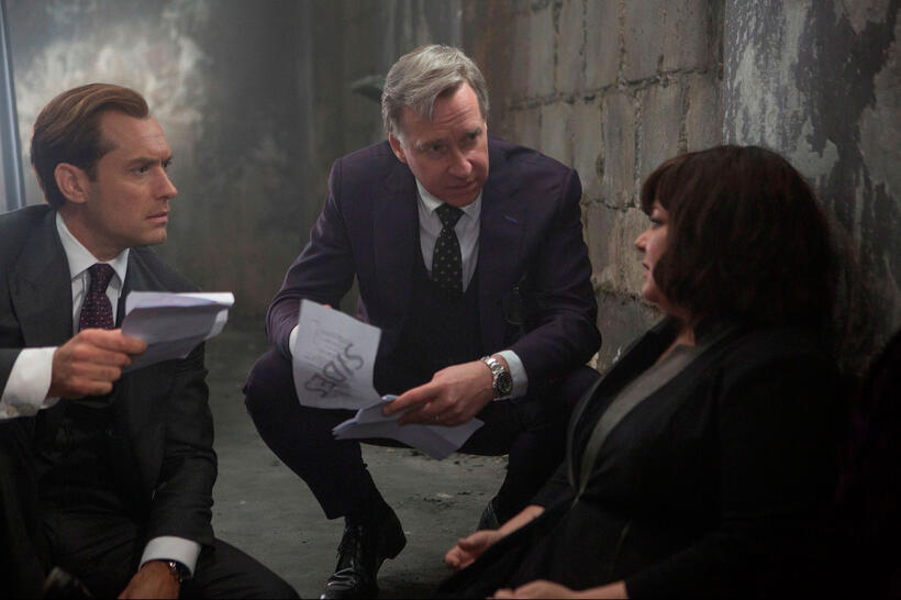 Jude Law, director Paul Feig and Melissa McCarthy on the set of "Spy."
