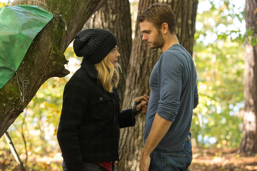 Chloe Grace Moretz as Cassie Sullivan and Alex Roe as Evan Walker in "The 5th Wave."