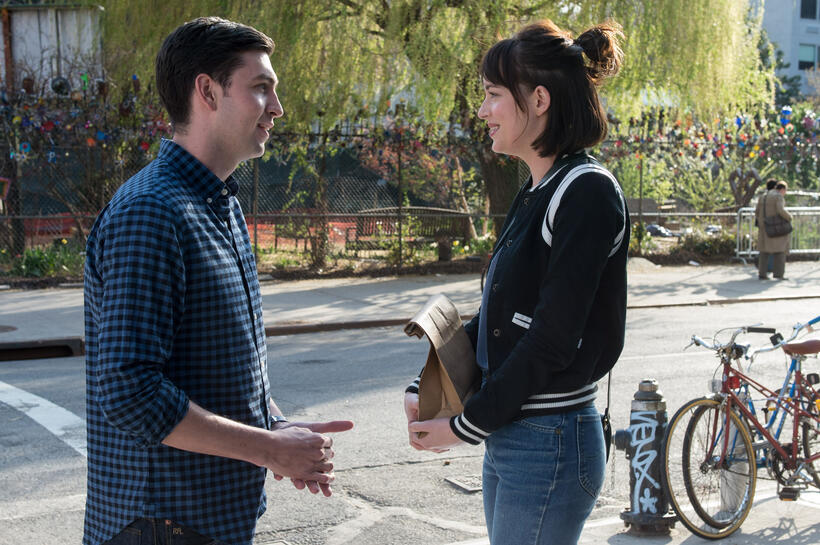 Nicholas Braun as Josh and Dakota Johnson as Alice in "How to Be Single."