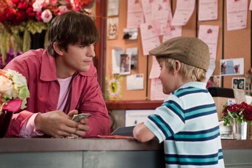 Ashton Kutcher as Reed Bennett and Bryce Robinson as Edison in "Valentine's Day."
