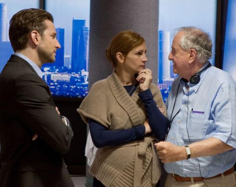 Bradley Cooper, Julia Roberts and Director Garry Marshall on the set of "Valentine's Day."