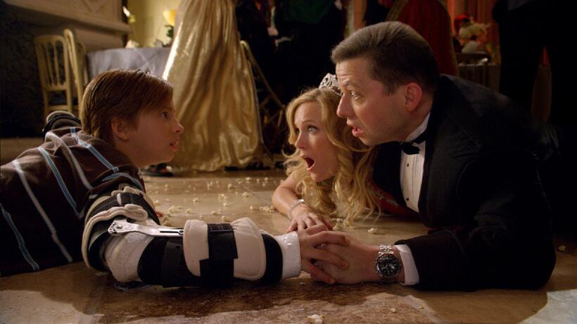 Jimmy Bennett as Toe Thompson, Leslie Mann as Mom Thompson and Jon Cryer as Dad Thompson in "Shorts."