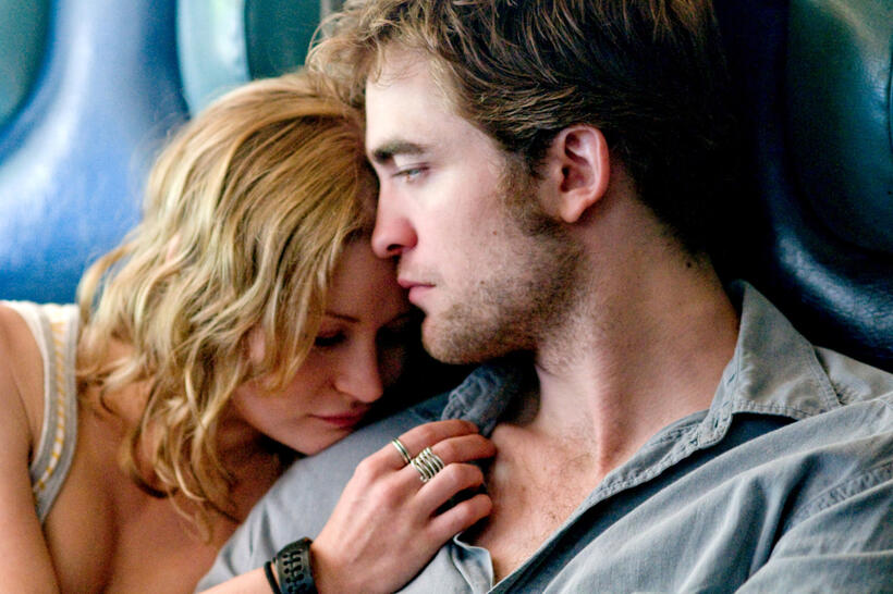 
	Robert Pattinson and Emilie de Ravin in Remember Me
