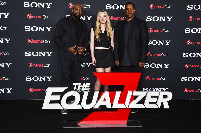 
	Antoine Fuqua, Dakota Fanning and Denzel Washington
