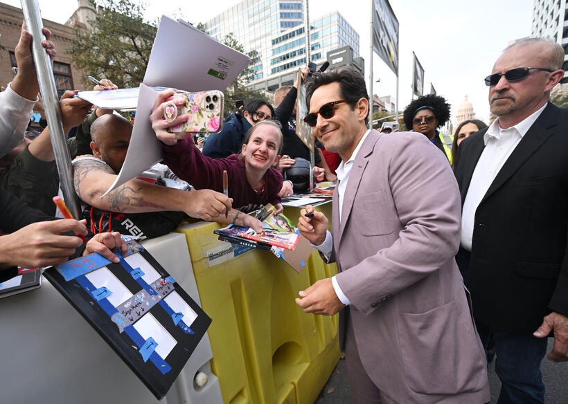 
	Paul Rudd and fans
