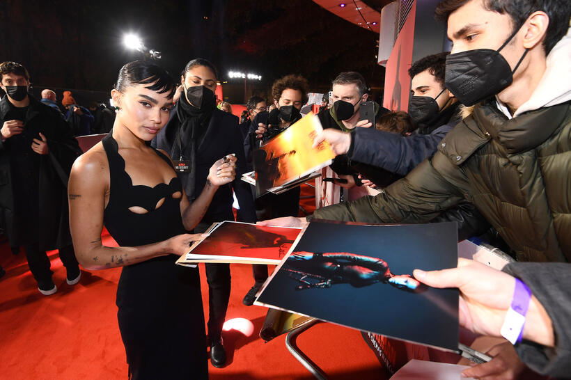 
	Zo&euml; Kravitz and fans
