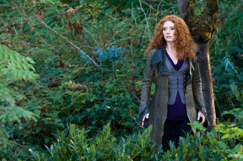Victoria (Bryce Dallas Howard, Rachelle Lefevre)
