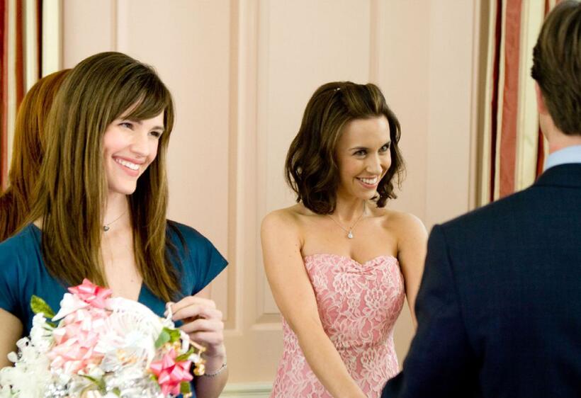Jennifer Garner as Jenny Perotti and Lacey Chabert as Sandra in "The Ghosts of Girlfriends Past."