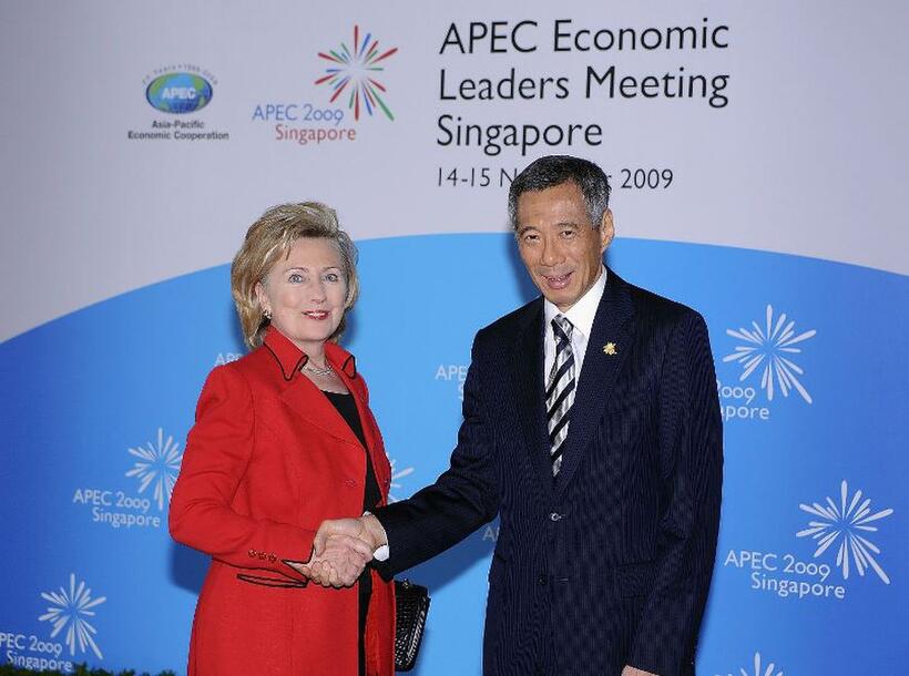 Hillary Rodham Clinton and Lee Hsien Loong at the APEC Leaders Summit.