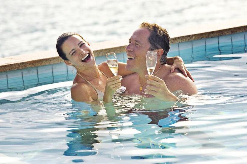 Kristin Davis as Lucy and Jon Favreau as Joey in "Couples Retreat."