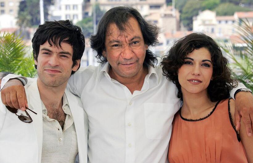 Romain Duris, Tony Gatlif and Lubna Azabal at the photocall of "Exils" during the 57th Cannes Film Festival.