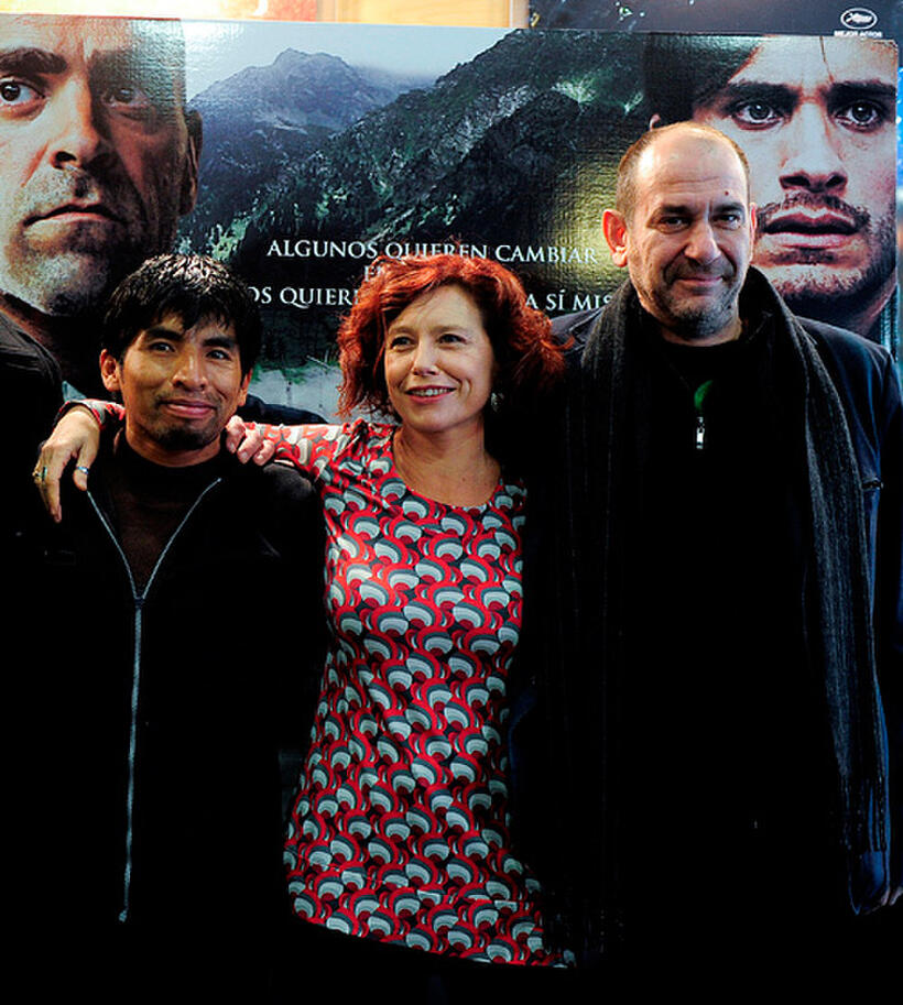 Juan Carlos Aduviri, director Iciar Bollain and Karra Elejalde at the promotion event of "Tambien la Lluvia" in Barcelona.
