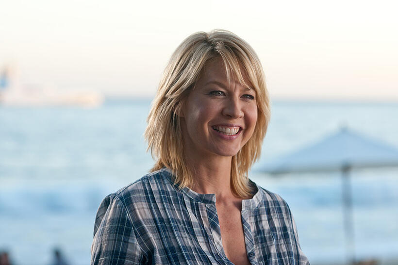 Jenna Elfman as Annie in "Friends With Benefits."