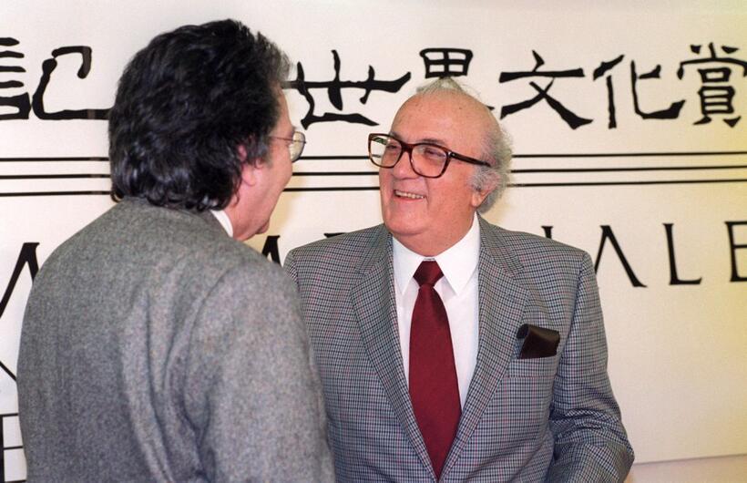 Federico Fellini and Antoni Tapies after receiving the Praemium imperiale Award.