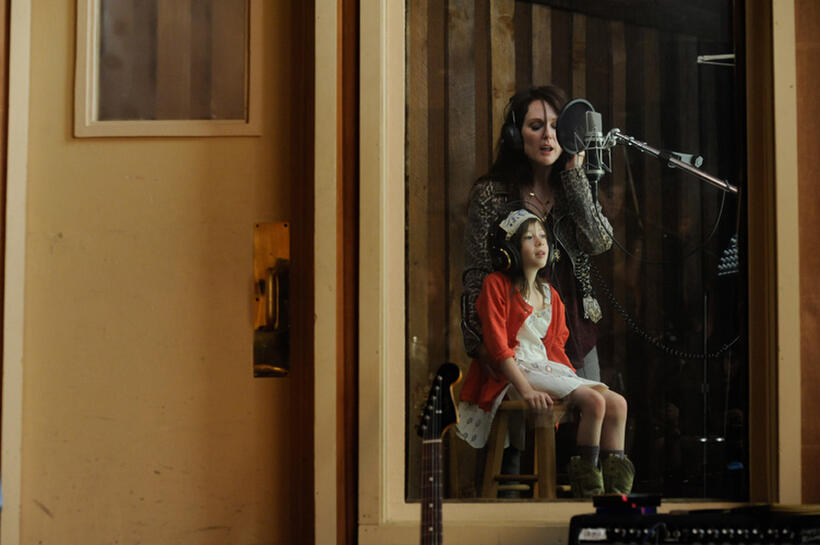 Onata Aprile as Maisie and Julianne Moore as Susanna in "What Maisie Knew."