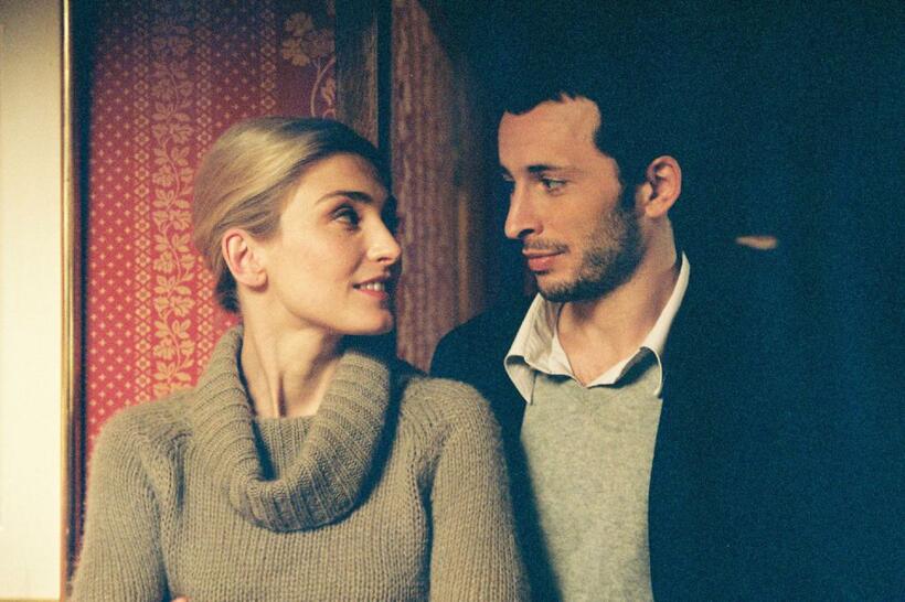 Julie Gayet as Emilie and Michael Cohen as Gabriel in "Shall We Kiss?"
