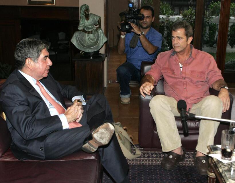 Mel Gibson and president Oscar Arias at the Costa Rica's president's house.