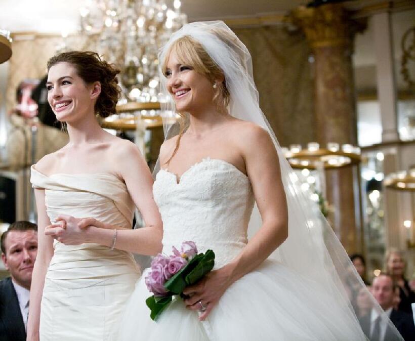 Kate Hudson as Liv and Anne Hathaway as Emma in "Bride Wars."