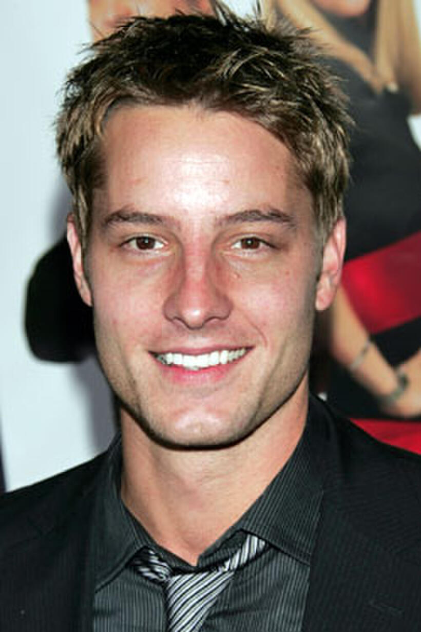  Justin Hartley attends the premiere of Warner Bros' 'Four Christmases' at Grauman's Chinese Theatre on November 20, 2008 in Hollywood, California.