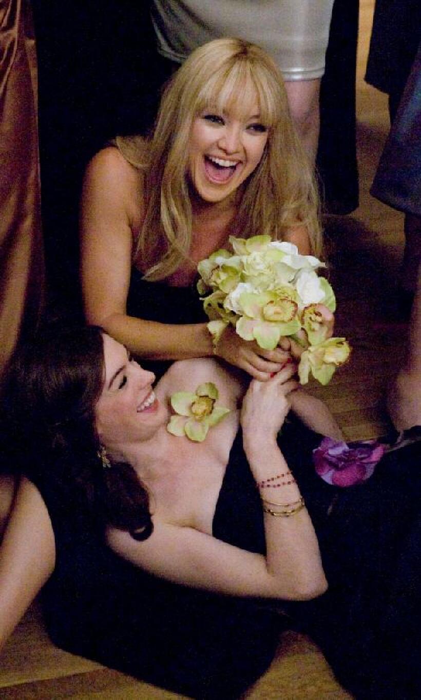 Kate Hudson as Liv and Anne Hathaway as Emma in "Bride Wars."